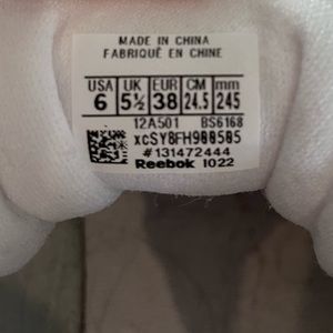 Worn once Reebok shoes. Size 8 women’s, boys 6.